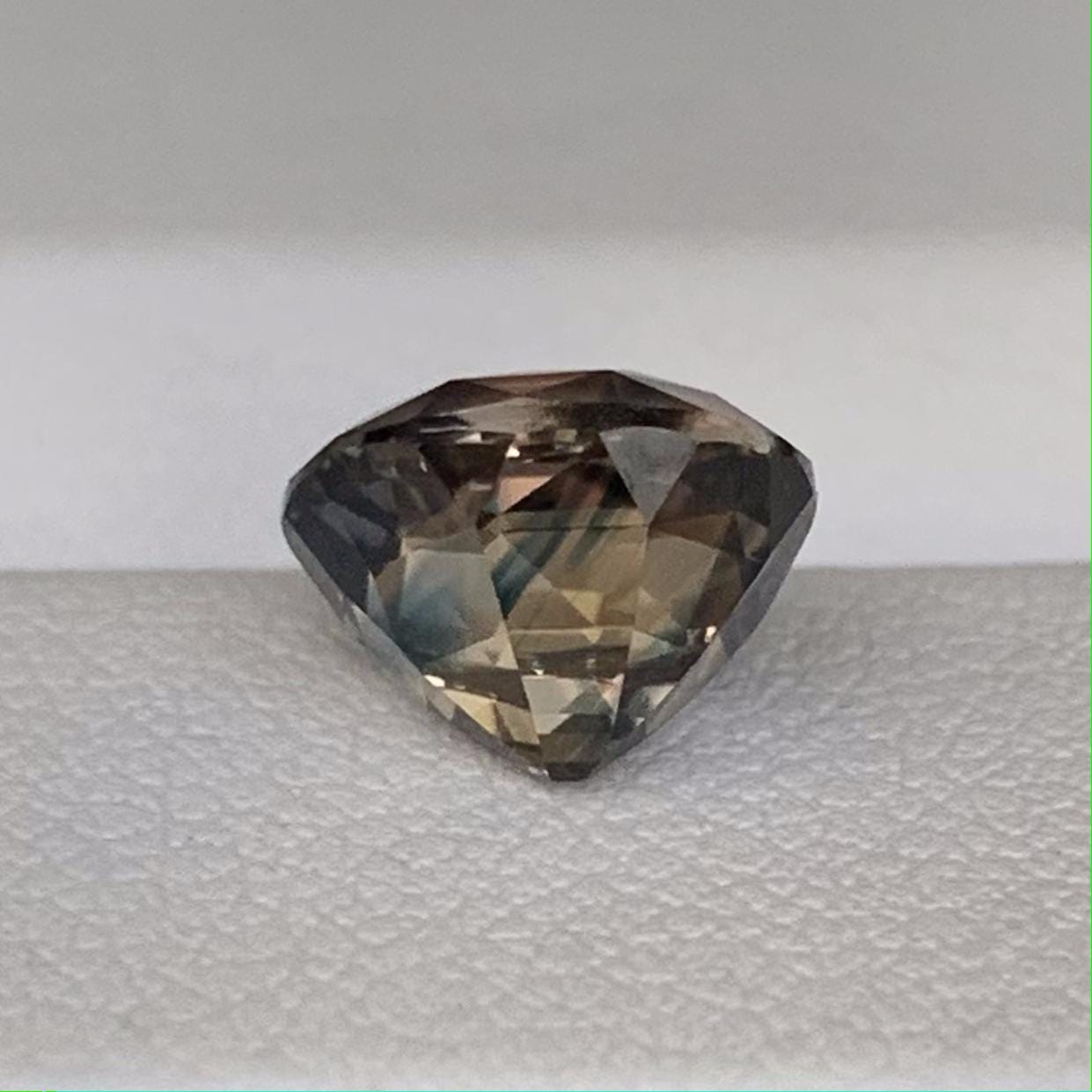 Rare Multi-color Sapphire 2.55ct - (UH) - Baza Boutique