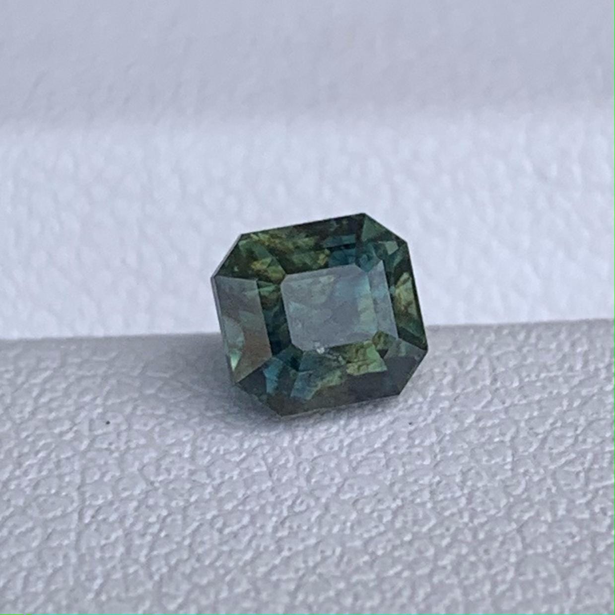 Natural Dark Green Sapphire 1.05ct - (UH) - Baza Boutique