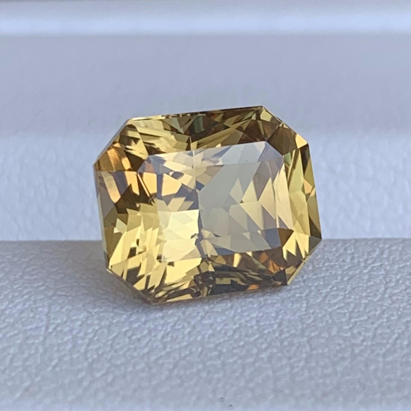 Natural Ceylon Chrysoberyl 4.01ct - (UH) - Baza Boutique