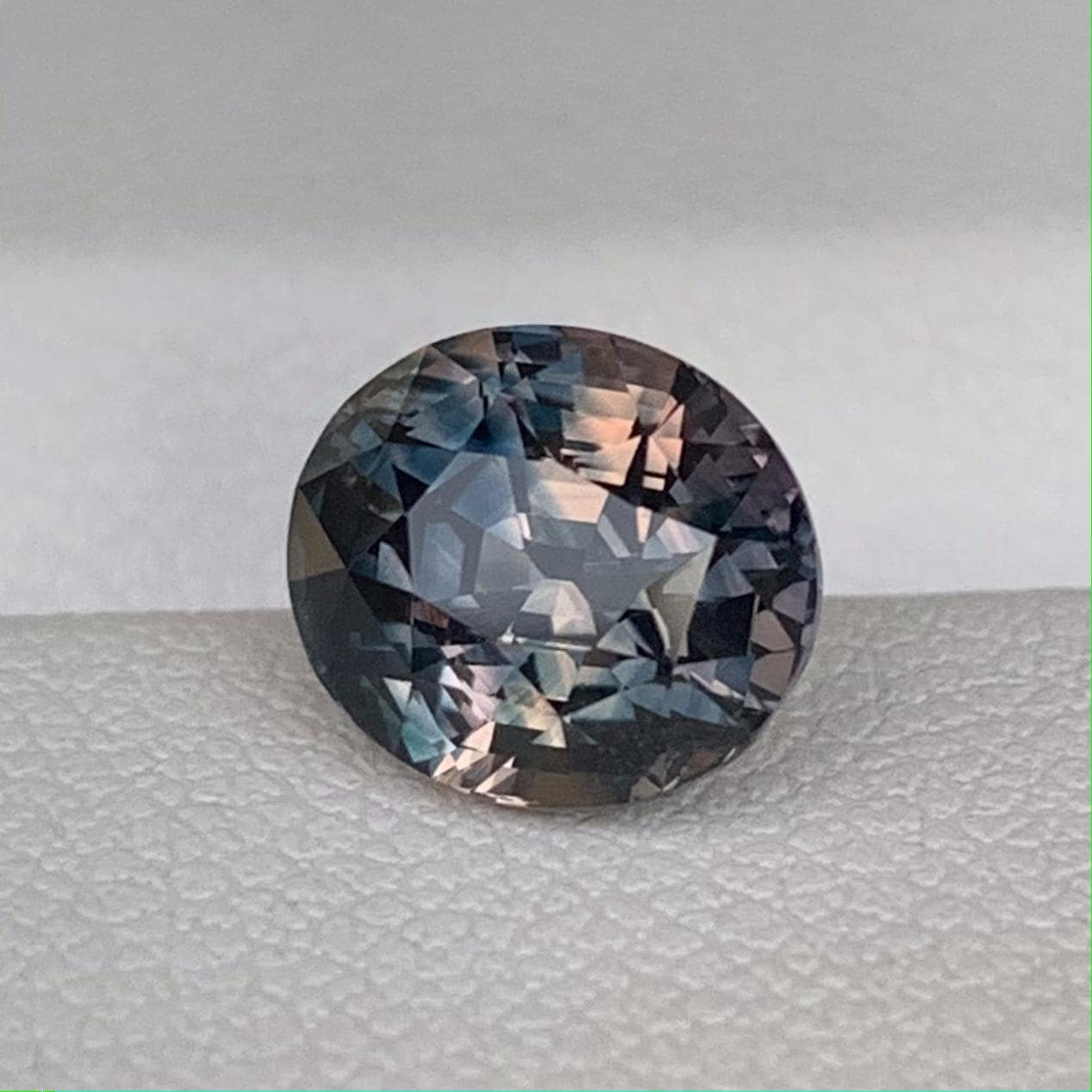 Rare Multi-color Sapphire 2.55ct - (UH) - Baza Boutique