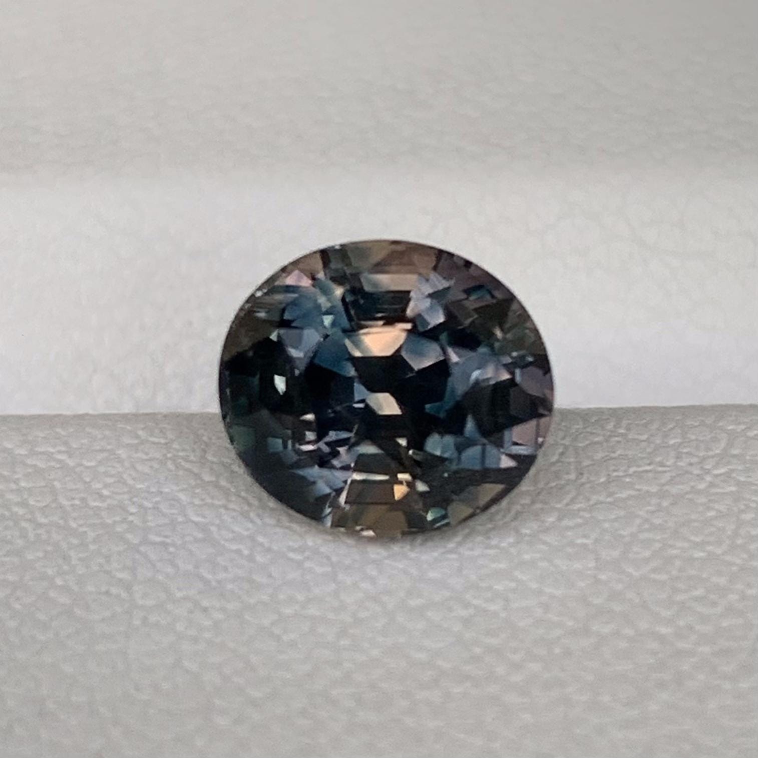 Rare Multi-color Sapphire 2.55ct - (UH) - Baza Boutique