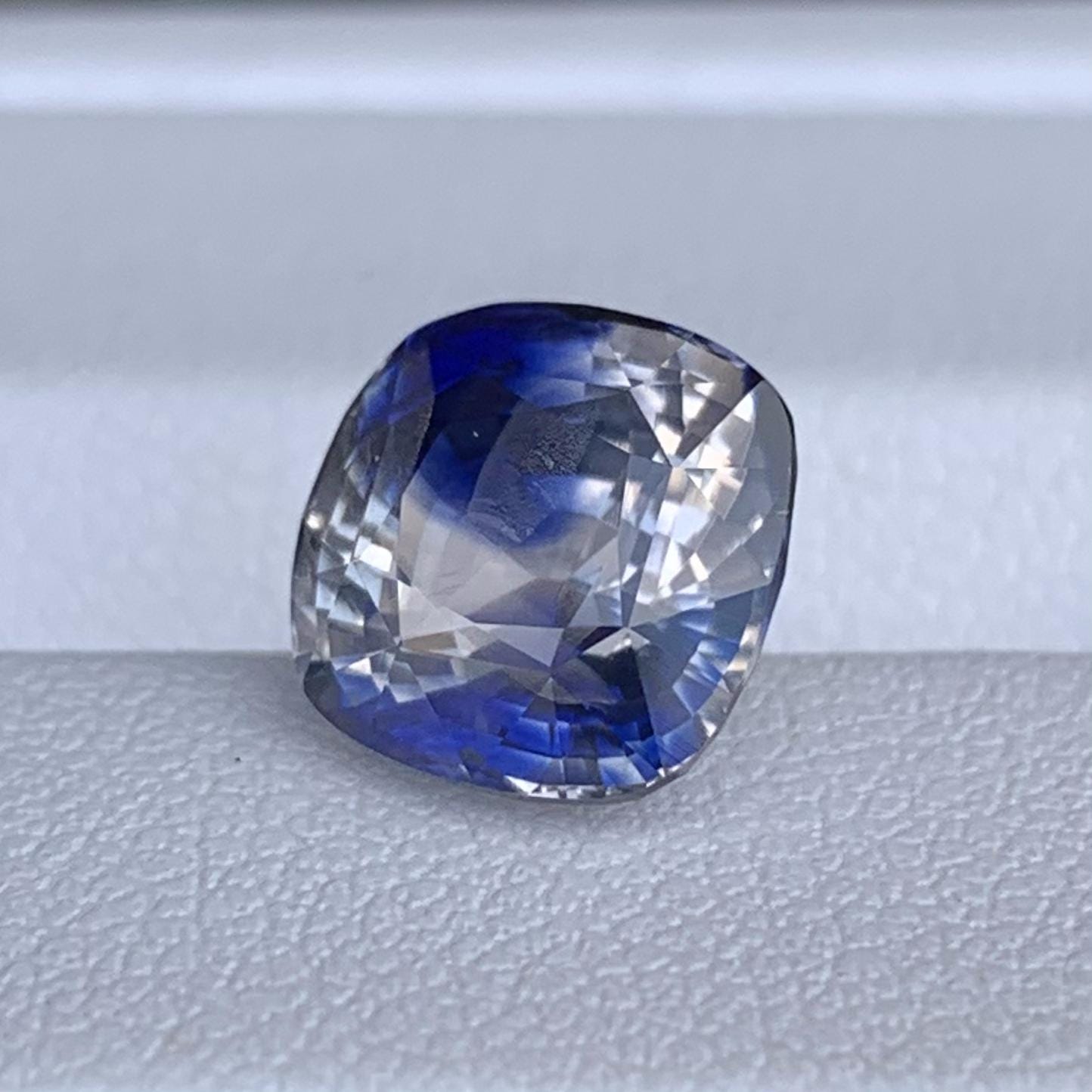 Rare White Blue Bi Color Sapphire 4.41ct - (UN) - Baza Boutique