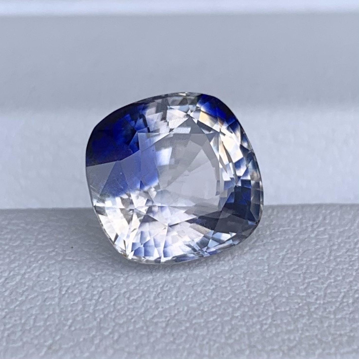 Rare White Blue Bi Color Sapphire 4.41ct - (UN) - Baza Boutique