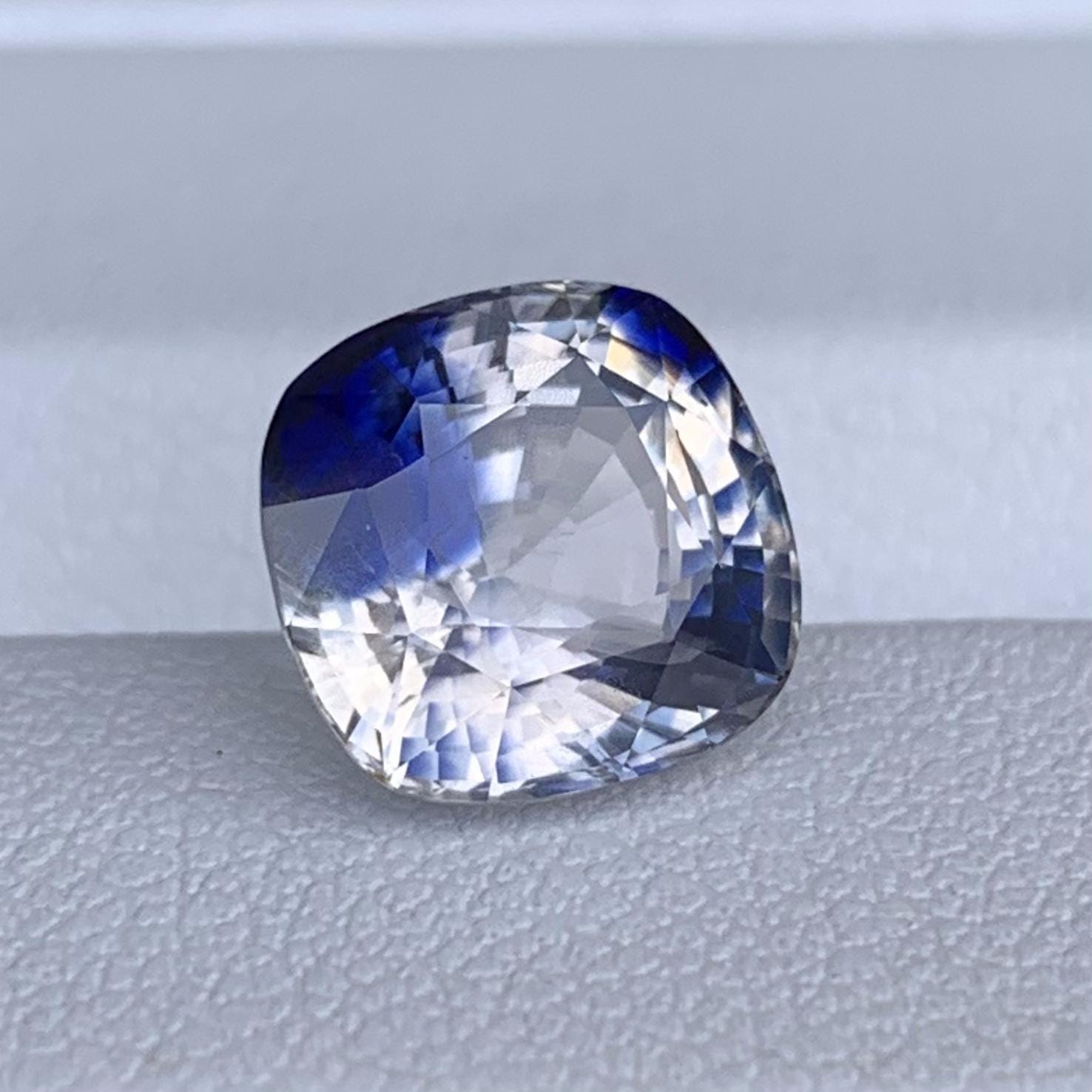 Rare White Blue Bi Color Sapphire 4.41ct - (UN) - Baza Boutique
