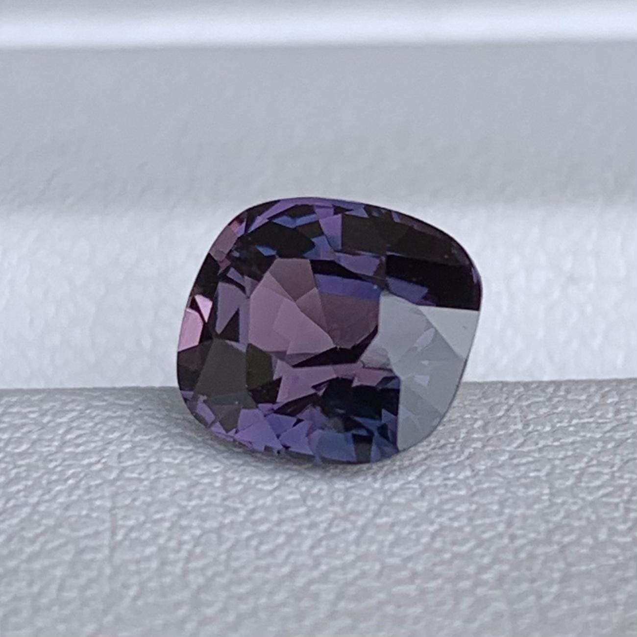 Natural Bi Color Sapphire 2.35ct - (H) - Baza Boutique