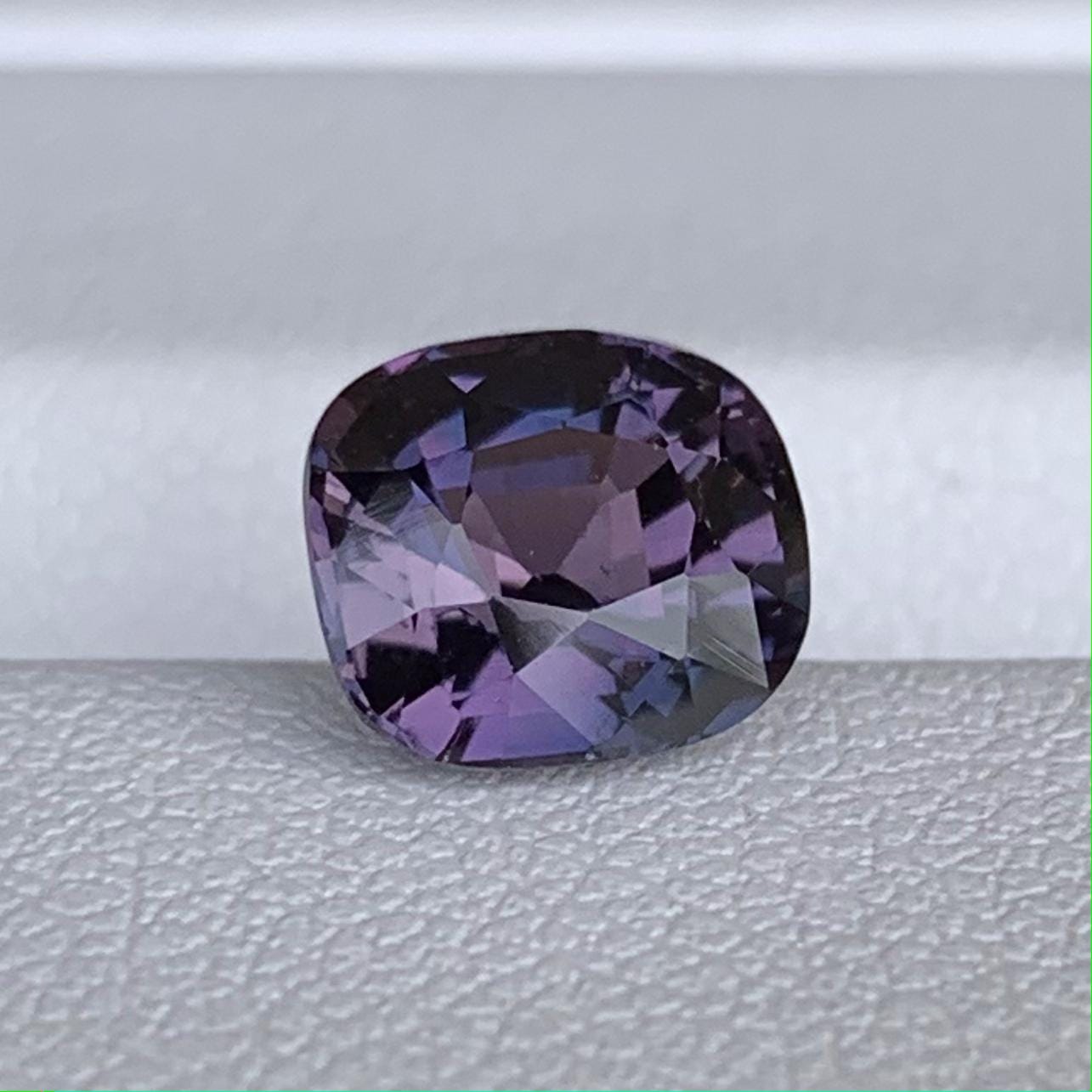 Natural Bi Color Sapphire 2.35ct - (H) - Baza Boutique