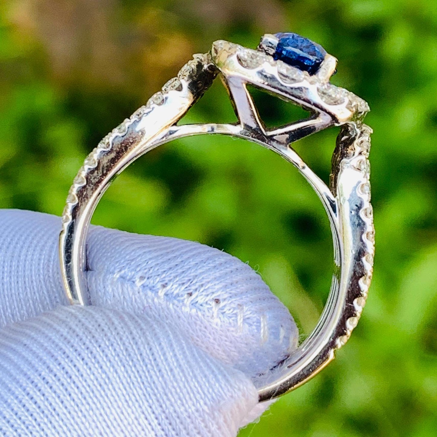 2.28ct Royal Blue Sapphire Ring – White Gold & Natural Diamonds